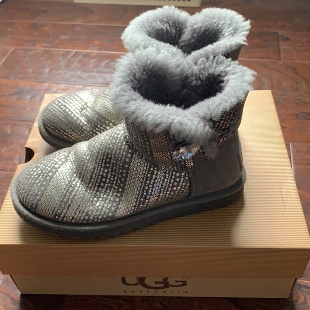 Uggs size 5 mini Bailey button bling
